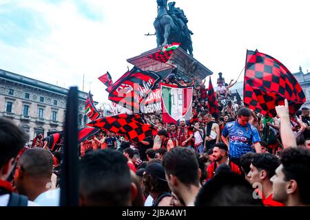 Die Mailänder Fans feiern auf dem Piazza Duomo, nachdem sie am 22 2022. Mai die Serie A und den Scudetto in Mailand, Italien, gewonnen haben Stockfoto