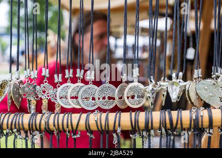 Pfingst-Spektakulum in Mülheim an der Ruhr, Deutschland. Mittelalterlicher Markt. Veranstaltung mit einem mittelalterlichen Ritterturnier mit Lager- und Handwerksmarkt im Müga-Park bei Schloss Broich. Stockfoto