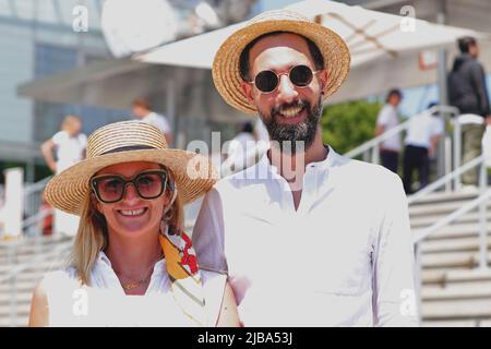 4.. Juni 2022; Roland Garros, Paris, Frankreich: French Open Tennisturnier: Fans genießen die Sonne und die Boutiquen Stockfoto