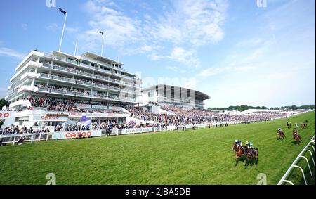 Midnights Legacy unter Jockey William Buick (in grün und gelb) gewinnt am Derby Day beim Cazoo Derby Festival 2022 auf der Epsom Racecourse, Surrey, den World Pool Northern Dancer Handicap mit Haliphon unter Jockey Royston Ffrench. Bilddatum: Samstag, 4. Juni 2022. Stockfoto