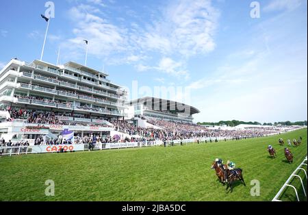 Midnights Legacy unter Jockey William Buick (in grün und gelb) gewinnt am Derby Day beim Cazoo Derby Festival 2022 auf der Epsom Racecourse, Surrey, den World Pool Northern Dancer Handicap mit Haliphon unter Jockey Royston Ffrench. Bilddatum: Samstag, 4. Juni 2022. Stockfoto