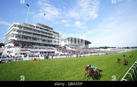 Midnights Legacy unter Jockey William Buick (in grün und gelb) gewinnt am Derby Day beim Cazoo Derby Festival 2022 auf der Epsom Racecourse, Surrey, den World Pool Northern Dancer Handicap mit Haliphon unter Jockey Royston Ffrench. Bilddatum: Samstag, 4. Juni 2022. Stockfoto