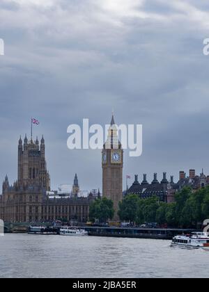 Porträtfoto des Elizabeth Tower ('Big Ben'), der Houses of Parliament und der Westminster Bridge, fotografiert von den Golden Jubilee Bridges Stockfoto