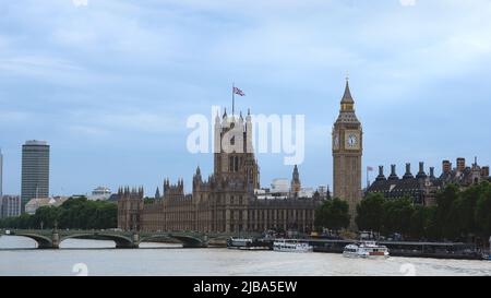 Elizabeth Tower ('Big Ben'), die Houses of Parliament und Westminster Bridge, fotografiert von den Golden Jubilee Bridges Stockfoto