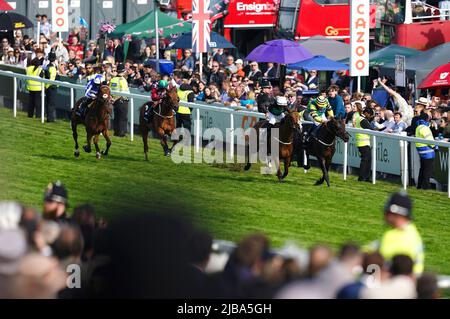 Midnights Legacy unter William Buick (rechts) gewinnt am Derby Day beim Cazoo Derby Festival 2022 auf der Epsom Racecourse, Surrey, den World Pool Northern Dancer Handicap. Bilddatum: Samstag, 4. Juni 2022. Stockfoto