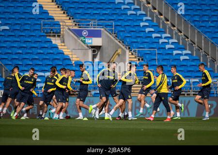 Cardiff, Wales, Großbritannien. 4.. Juni 2022. Training der ukrainischen Fußballnationalmannschaft im Cardiff City Stadium im Vorfeld des FIFA World Cup Play-off-Finalspiels gegen Wales. Kredit: Mark Hawkins/Alamy Live Nachrichten Stockfoto