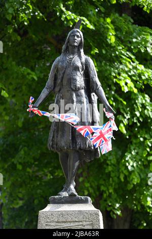 04/06/2022 Gravesend UK Eine Prinzessin Tribut an eine Königin. Gravesends ikonische Prinzessin Pocahontas Statue befindet sich in St. George's Church Gärten wurde Stockfoto