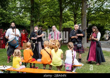 Pfingst-Spektakulum in Mülheim an der Ruhr, Deutschland. Veranstaltung mit einem mittelalterlichen Ritterturnier mit Lager- und Handwerksmarkt im Müga-Park bei Schloss Broich. Stockfoto