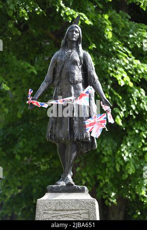 04/06/2022 Gravesend UK Eine Prinzessin Tribut an eine Königin. Gravesends ikonische Prinzessin Pocahontas Statue befindet sich in St. George's Church Gärten wurde Stockfoto