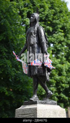 04/06/2022 Gravesend UK Eine Prinzessin Tribut an eine Königin. Gravesends ikonische Prinzessin Pocahontas Statue befindet sich in St. George's Church Gärten wurde Stockfoto