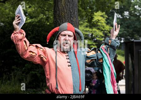 Pfingst-Spektakulum in Mülheim an der Ruhr, Deutschland. Jongleur bei der Durchführung. Veranstaltung mit einem mittelalterlichen Ritterturnier mit Lager- und Handwerksmarkt im Müga-Park bei Schloss Broich. Stockfoto