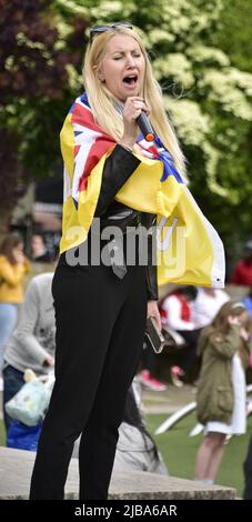 Manchester, Großbritannien, 4.. Juni 2022. Eine Protesterin singt ein ukrainisches Lied. Anti-Kriegs-Kundgebung „steht mit der Ukraine“, ein Protest gegen die russische Invasion der Ukraine in Piccadilly Gardens, im Zentrum von Manchester, England, Großbritannien und den Britischen Inseln. Dies ist der sechzehnte Samstag, an dem der Protest stattgefunden hat. Die Proteste werden vom Ukrainischen Kulturzentrum „Dnipro“ Manchester organisiert. Quelle: Terry Waller/Alamy Live News Stockfoto