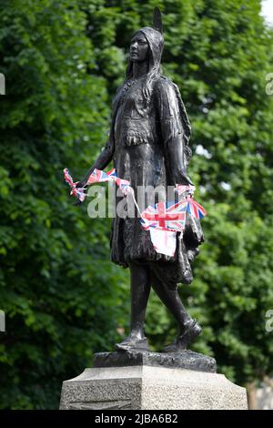 04/06/2022 Gravesend UK Eine Prinzessin Tribut an eine Königin. Gravesends ikonische Prinzessin Pocahontas Statue befindet sich in St. George's Church Gärten wurde Stockfoto