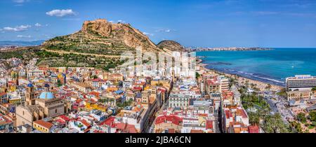 Alicante, Spanien - 15. April 2022: Luftaufnahme von Alicante mit der Kathedrale und der Burg von Santa Barbara. Stockfoto