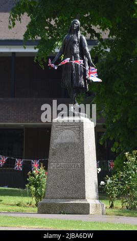 04/06/2022 Gravesend UK Eine Prinzessin Tribut an eine Königin. Gravesends ikonische Prinzessin Pocahontas Statue befindet sich in St. George's Church Gärten wurde Stockfoto