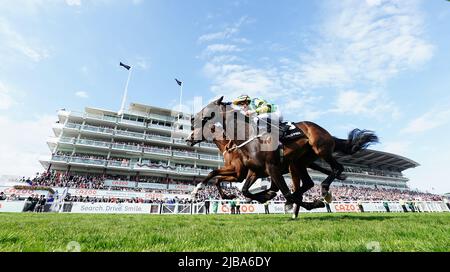 Midnights Legacy, die von Jockey William Buick (Nearside) auf dem Weg zum Gewinn des World Pool Northern Dancer Handicap vor Haliphon und Royston Ffrench am Derby Day während des Cazoo Derby Festival 2022 auf der Epsom Racecourse, Surrey, geritten wurde. Bilddatum: Samstag, 4. Juni 2022. Stockfoto