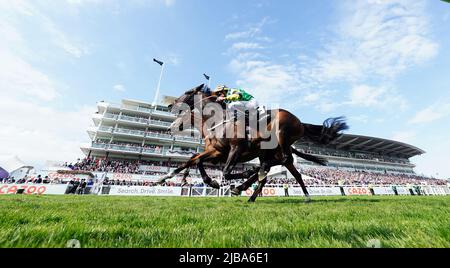 Midnights Legacy, die von Jockey William Buick (Nearside) auf dem Weg zum Gewinn des World Pool Northern Dancer Handicap vor Haliphon und Royston Ffrench am Derby Day während des Cazoo Derby Festival 2022 auf der Epsom Racecourse, Surrey, geritten wurde. Bilddatum: Samstag, 4. Juni 2022. Stockfoto