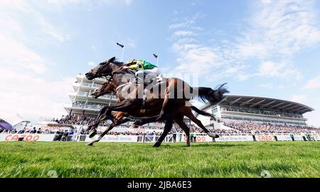 Midnights Legacy, die von Jockey William Buick (Nearside) auf dem Weg zum Gewinn des World Pool Northern Dancer Handicap vor Haliphon und Royston Ffrench am Derby Day während des Cazoo Derby Festival 2022 auf der Epsom Racecourse, Surrey, geritten wurde. Bilddatum: Samstag, 4. Juni 2022. Stockfoto