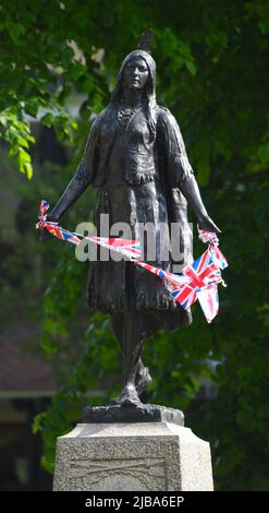 04/06/2022 Gravesend UK Eine Prinzessin Tribut an eine Königin. Gravesends ikonische Prinzessin Pocahontas Statue befindet sich in St. George's Church Gärten wurde Stockfoto