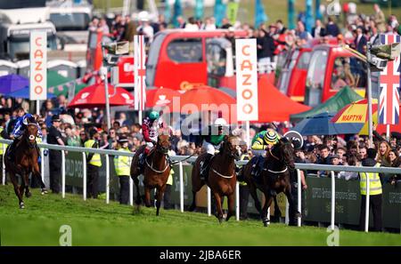 Midnights Legacy auf dem Weg zum World Pool Northern Dancer Handicap vor Haliphon und Royston Ffrench am Derby Day während des Cazoo Derby Festival 2022 auf der Epsom Racecourse, Surrey, geritten von Jockey William Buick (rechts). Bilddatum: Samstag, 4. Juni 2022. Stockfoto