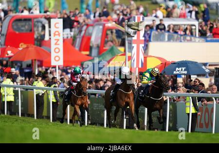 Midnights Legacy auf dem Weg zum World Pool Northern Dancer Handicap vor Haliphon und Royston Ffrench am Derby Day während des Cazoo Derby Festival 2022 auf der Epsom Racecourse, Surrey, geritten von Jockey William Buick (rechts). Bilddatum: Samstag, 4. Juni 2022. Stockfoto