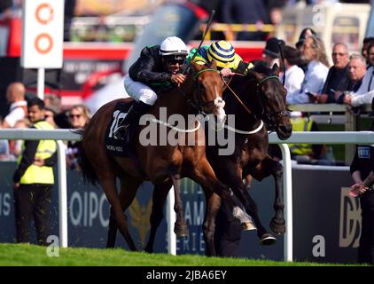 Midnights Legacy auf dem Weg zum World Pool Northern Dancer Handicap vor Haliphon und Royston Ffrench am Derby Day während des Cazoo Derby Festival 2022 auf der Epsom Racecourse, Surrey, geritten von Jockey William Buick (rechts). Bilddatum: Samstag, 4. Juni 2022. Stockfoto