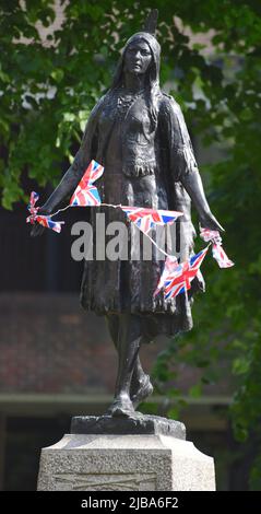 04/06/2022 Gravesend UK Eine Prinzessin Tribut an eine Königin. Gravesends ikonische Prinzessin Pocahontas Statue befindet sich in St. George's Church Gärten wurde Stockfoto