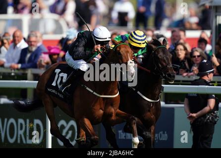 Midnights Legacy auf dem Weg zum World Pool Northern Dancer Handicap vor Haliphon und Royston Ffrench am Derby Day während des Cazoo Derby Festival 2022 auf der Epsom Racecourse, Surrey, geritten von Jockey William Buick (rechts). Bilddatum: Samstag, 4. Juni 2022. Stockfoto