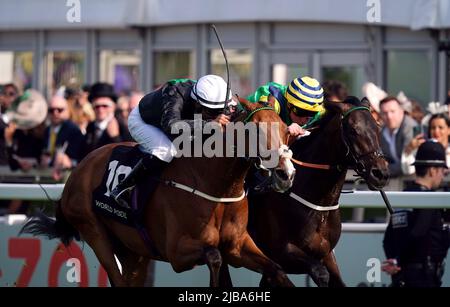 Midnights Legacy auf dem Weg zum World Pool Northern Dancer Handicap vor Haliphon und Royston Ffrench am Derby Day während des Cazoo Derby Festival 2022 auf der Epsom Racecourse, Surrey, geritten von Jockey William Buick (rechts). Bilddatum: Samstag, 4. Juni 2022. Stockfoto