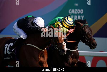 Midnights Legacy auf dem Weg zum World Pool Northern Dancer Handicap vor Haliphon und Royston Ffrench am Derby Day während des Cazoo Derby Festival 2022 auf der Epsom Racecourse, Surrey, geritten von Jockey William Buick (rechts). Bilddatum: Samstag, 4. Juni 2022. Stockfoto