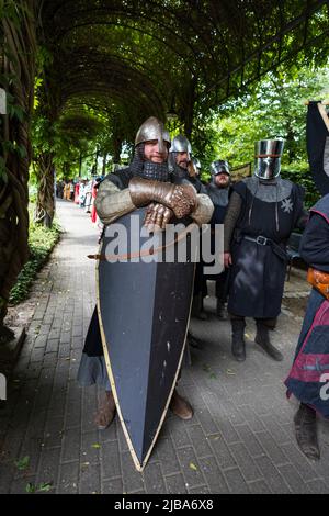 Pfingst-Spektakulum in Mülheim an der Ruhr, Deutschland. Ritter mit Rüstung und Helmen. Veranstaltung mit einem mittelalterlichen Ritterturnier mit Lager- und Handwerksmarkt im Müga-Park bei Schloss Broich. Stockfoto