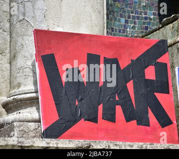 Manchester, Großbritannien, 4.. Juni 2022. Anti-Kriegs-Kundgebung „steht mit der Ukraine“, ein Protest gegen die russische Invasion der Ukraine in Piccadilly Gardens, im Zentrum von Manchester, England, Großbritannien und den Britischen Inseln. Dies ist der sechzehnte Samstag, an dem der Protest stattgefunden hat. Die Proteste werden vom Ukrainischen Kulturzentrum „Dnipro“ Manchester organisiert. Quelle: Terry Waller/Alamy Live News Stockfoto