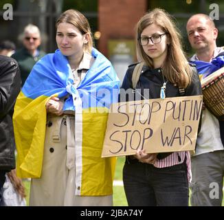 Manchester, Großbritannien, 4.. Juni 2022. Anti-Kriegs-Kundgebung „steht mit der Ukraine“, ein Protest gegen die russische Invasion der Ukraine in Piccadilly Gardens, im Zentrum von Manchester, England, Großbritannien und den Britischen Inseln. Dies ist der sechzehnte Samstag, an dem der Protest stattgefunden hat. Die Proteste werden vom Ukrainischen Kulturzentrum „Dnipro“ Manchester organisiert. Quelle: Terry Waller/Alamy Live News Stockfoto