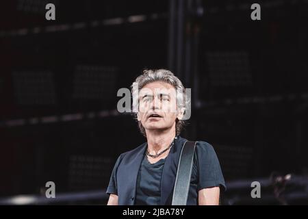 Rom, Italien. 12.. Juli 2019. Luciano Ligabue tritt beim letzten Konzert seiner Start Tour 2019 im Olimpico-Stadion in Rom live auf der Bühne auf. (Foto von Valeria Magri/SOPA Images/Sipa USA) Quelle: SIPA USA/Alamy Live News Stockfoto