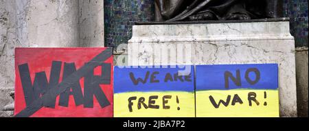 Manchester, Großbritannien, 4.. Juni 2022. Anti-Kriegs-Kundgebung „steht mit der Ukraine“, ein Protest gegen die russische Invasion der Ukraine in Piccadilly Gardens, im Zentrum von Manchester, England, Großbritannien und den Britischen Inseln. Dies ist der sechzehnte Samstag, an dem der Protest stattgefunden hat. Die Proteste werden vom Ukrainischen Kulturzentrum „Dnipro“ Manchester organisiert. Quelle: Terry Waller/Alamy Live News Stockfoto