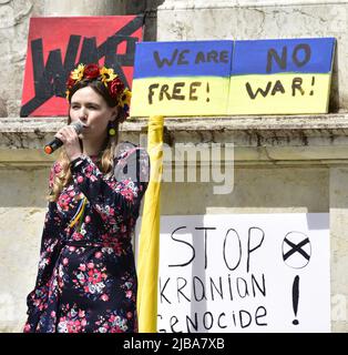 Manchester, Großbritannien, 4.. Juni 2022. Anti-Kriegs-Kundgebung „steht mit der Ukraine“, ein Protest gegen die russische Invasion der Ukraine in Piccadilly Gardens, im Zentrum von Manchester, England, Großbritannien und den Britischen Inseln. Dies ist der sechzehnte Samstag, an dem der Protest stattgefunden hat. Die Proteste werden vom Ukrainischen Kulturzentrum „Dnipro“ Manchester organisiert. Quelle: Terry Waller/Alamy Live News Stockfoto