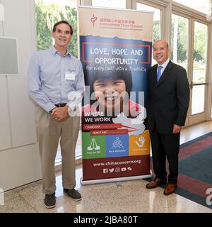 Yorba Linda, Kalifornien, USA. 1.. Juni 2022. Peter Maize, CEO von International China Concern, und Regis Kwong, Beiratsmitglied von PenguinSmart, nehmen an der Internationalen China Concern (ICC) Pressekonferenz zu Ehren des Internationalen Kindertages in der Richard Nixon Bibliothek und im Museum in Yorba Linda, Kalifornien, Teil. Kredit: Sheri Determan Stockfoto