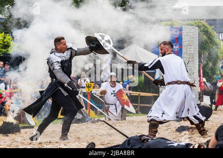 Pfingst-Spektakulum in Mülheim an der Ruhr, Deutschland. Ritter kämpfen. Veranstaltung mit einem mittelalterlichen Ritterturnier mit Lager- und Handwerksmarkt im Müga-Park bei Schloss Broich. Stockfoto