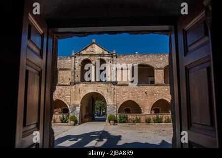 Der Blick vom orthodoxen Kloster Arkadi auf die Außenwand Stockfoto