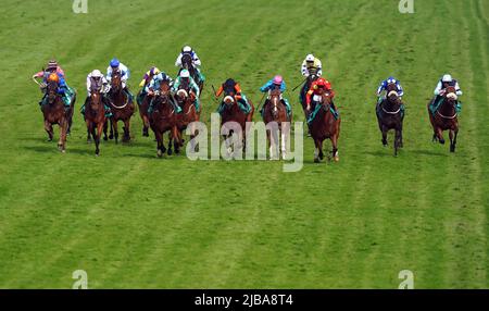 Mr Wagyu wurde von Jockey Jason Hart (zweiter links) auf dem Weg zum Gewinn der JRA Tokyo Trophy Handicap am Derby Day während des Cazoo Derby Festivals 2022 auf der Epsom Racecourse, Surrey, gefahren. Bilddatum: Samstag, 4. Juni 2022. Stockfoto