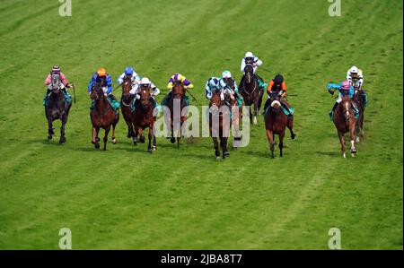 Mr Wagyu wurde von Jockey Jason Hart (zweiter links) auf dem Weg zum Gewinn der JRA Tokyo Trophy Handicap am Derby Day während des Cazoo Derby Festivals 2022 auf der Epsom Racecourse, Surrey, gefahren. Bilddatum: Samstag, 4. Juni 2022. Stockfoto