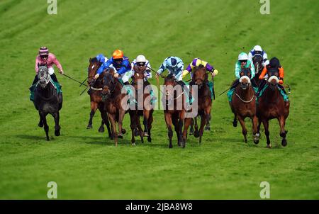 Mr Wagyu wurde von Jockey Jason Hart (zweiter links) auf dem Weg zum Gewinn der JRA Tokyo Trophy Handicap am Derby Day während des Cazoo Derby Festivals 2022 auf der Epsom Racecourse, Surrey, gefahren. Bilddatum: Samstag, 4. Juni 2022. Stockfoto