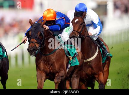 Wagyu wurde von Jockey Jason Hart auf dem Weg zum Gewinn der JRA Tokyo Trophy Handicap am Derby Day während des Cazoo Derby Festivals 2022 auf der Epsom Racecourse, Surrey, gefahren. Bilddatum: Samstag, 4. Juni 2022. Stockfoto