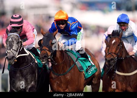 Wagyu wurde von Jockey Jason Hart auf dem Weg zum Gewinn der JRA Tokyo Trophy Handicap am Derby Day während des Cazoo Derby Festivals 2022 auf der Epsom Racecourse, Surrey, gefahren. Bilddatum: Samstag, 4. Juni 2022. Stockfoto