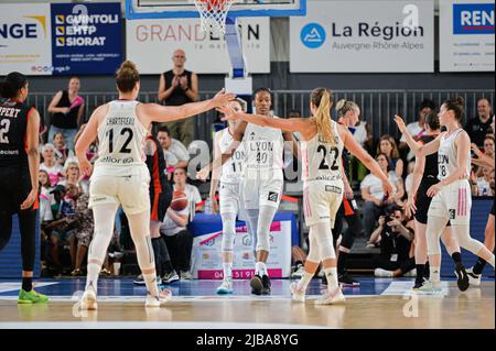 Lyon, Frankreich. 04.. Juni 2022. Die Spieler von Lyon während der LFB Play-offs letztes drittes Spiel zwischen Lyon und Bourges in der Mado Bonnet Arena in Lyon, Frankreich. Lyubomir Domozetski/SPP Credit: SPP Sport Press Photo. /Alamy Live News Stockfoto