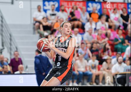 Lyon, Frankreich. 04.. Juni 2022. Pauline Astier (18 Bourges) während des LFB Play-offs-Finales drittes Spiel zwischen Lyon und Bourges in der Mado Bonnet Arena in Lyon, Frankreich. Lyubomir Domozetski/SPP Credit: SPP Sport Press Photo. /Alamy Live News Stockfoto