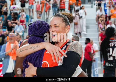 Lyon, Frankreich. 04.. Juni 2022. Kristen Mann (44 Bourges) feiert nach dem letzten dritten Spiel der LFB Play-offs zwischen Lyon und Bourges in der Mado Bonnet Arena in Lyon, Frankreich. Lyubomir Domozetski/SPP Credit: SPP Sport Press Photo. /Alamy Live News Stockfoto