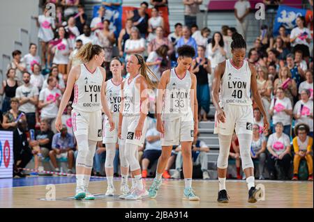 Lyon, Frankreich. 04.. Juni 2022. Die Spieler von Lyon sehen beim letzten dritten Spiel der LFB Play-offs zwischen Lyon und Bourges in der Mado Bonnet Arena in Lyon, Frankreich, niedergeschlagen aus. Lyubomir Domozetski/SPP Credit: SPP Sport Press Photo. /Alamy Live News Stockfoto