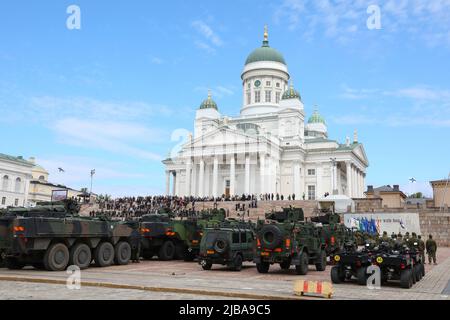 Helsinki, Finnland. 04.. Juni 2022. Moderne militärische Ausrüstung der finnischen Streitkräfte auf dem Senatsplatz zu sehen. Am 4.. Juni, während der Feierlichkeiten zum Nationalfeiertag, dem Flaggentag der finnischen Streitkräfte, fand in Helsinki, Finnland, eine Militärparade statt. Kredit: SOPA Images Limited/Alamy Live Nachrichten Stockfoto