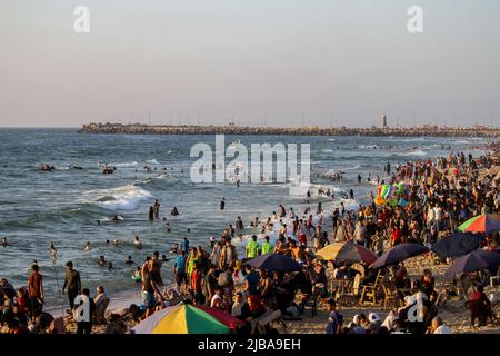 Gaza-Stadt, Gazastreifen, Palästina. 3.. Juni 2022. Gaza, Palästina. 03. Juni 2022. Der überfüllte Strand in Gaza City während eines heißen Tages in der palästinensischen Küstenenklave. Die Bewohner des Gazastreifens genießen ihre Zeit am Strand und im Gazastreifen trotz aller Herausforderungen, die das Leben im blockierten Gazastreifen mit sich bringt, darunter eine Sanitärkrise und Abwasserverschmutzung (Foto: © Ahmad Hasaballah/IMAGESLIVE via ZUMA Press Wire) Stockfoto